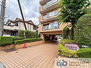 マンションエントランスです。落ち着いた温かみのある色調で、住む人をやさしく迎えてくれます。