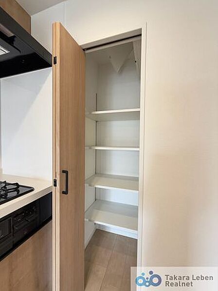 キッチン付近にある収納があるので、調理や片付けがスムーズになりますね。飲料や調味料、非常食などの買い置きもできます。