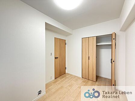 約4.4帖の洋室です。