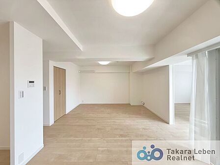 家族が集まる場所だからこそ、採光と通風を確保した心地よいリビングとなっております。自然と家族皆が揃い、笑顔が溢れる場となりそうです。
