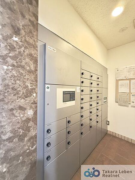 不在時の荷物の受け取りに便利な宅配ボックス。再配達依頼時の休日の時間の拘束から解放されます。