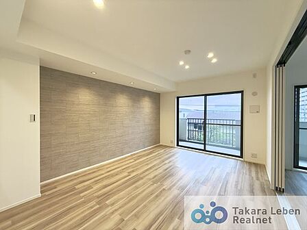 家族が集まる場所だからこそ、採光と通風を確保した心地よいリビングとなっております。自然と家族皆が揃い、笑顔が溢れる場となりそうです。