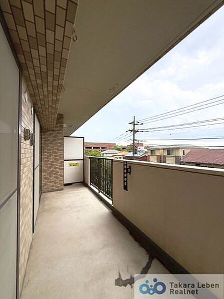 爽やかな風が吹き、採光にも恵まれてますので思わずお部屋の外へ出たくなる、そんなバルコニーです。心地良さに包まれ、日々の暮らしをより鮮やかに彩ります。