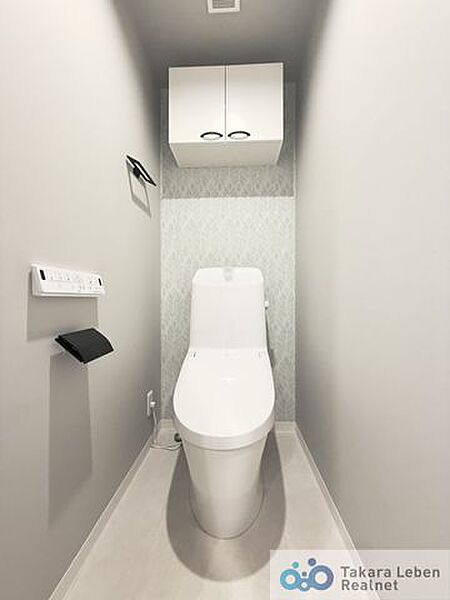 ウォシュレット機能付きのトイレは壁掛けリモコンの上位グレードを採用。便座がスッキリした印象となり、限られた空間を広く見せる効果があります。