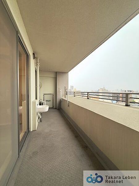 爽やかな風が吹き、思わずお部屋の外へ出たくなる、そんなバルコニーです。心地良さに包まれ、日々の暮らしをより鮮やかに彩ります。