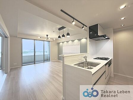 家族が集まる場所だからこそ、採光と通風を確保した心地よいリビングとなっております。自然と家族皆が揃い、笑顔が溢れる場となりそうです。