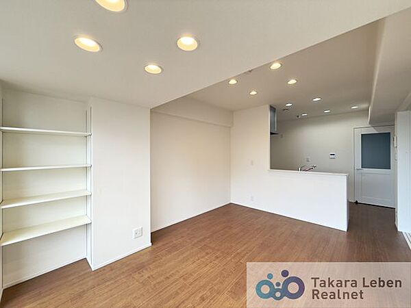 キッチンからリビング全体を見渡すことができます。各居室では独立性を保ちながらも、リビングでは家族が一緒に寛げる空間に。お子様が成長した後も、大切な時間をお過ごしいただけますね。