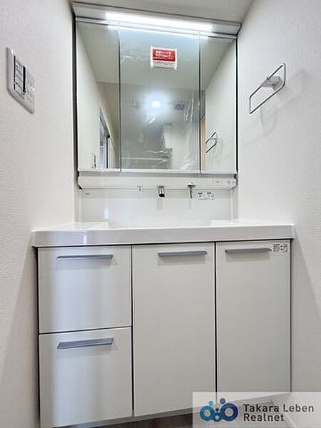 清潔感あふれる洗面脱衣所は、毎日の身支度がスムーズに行える空間。洗面台まわりもゆとりがあり、朝の忙しい時間帯でもスムーズに使えます。