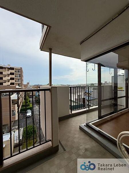 爽やかな風が吹き、思わずお部屋の外へ出たくなる、そんなバルコニーです。心地良さに包まれ、日々の暮らしをより鮮やかに彩ります。
