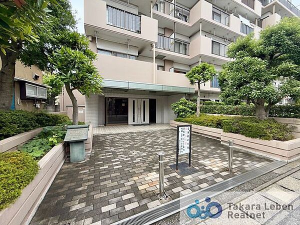マンションエントランスです。落ち着いた温かみのある色調で、住む人をやさしく迎えてくれます。