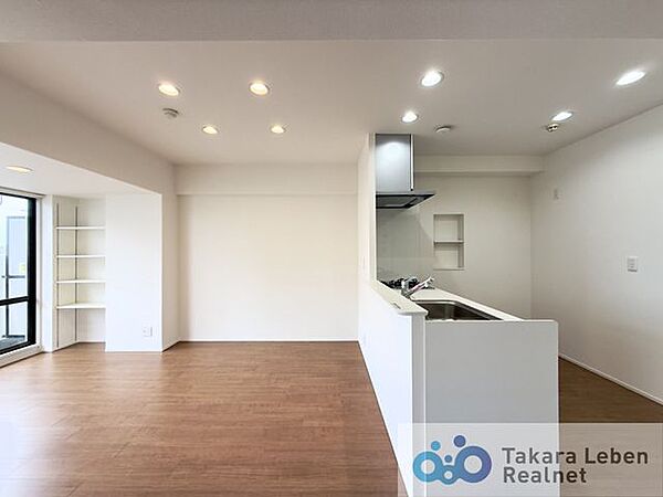 家族が集まる場所だからこそ、採光と通風を確保した心地よいリビングとなっております。自然と家族皆が揃い、笑顔が溢れる場となりそうです。