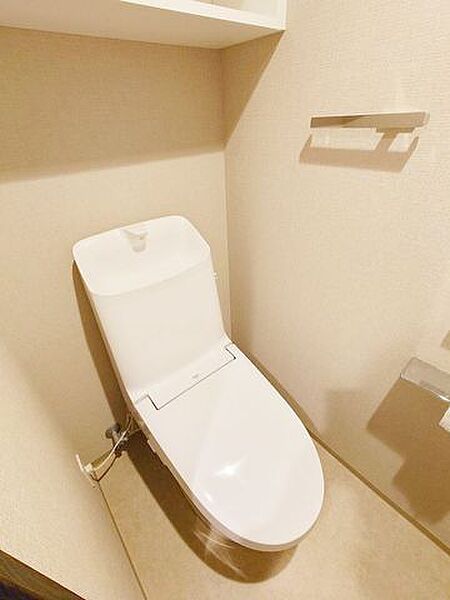 トイレットペーパーホルダーとタオル掛けは標準で実装してます。上部に吊戸棚があり、収納場所に困りません。