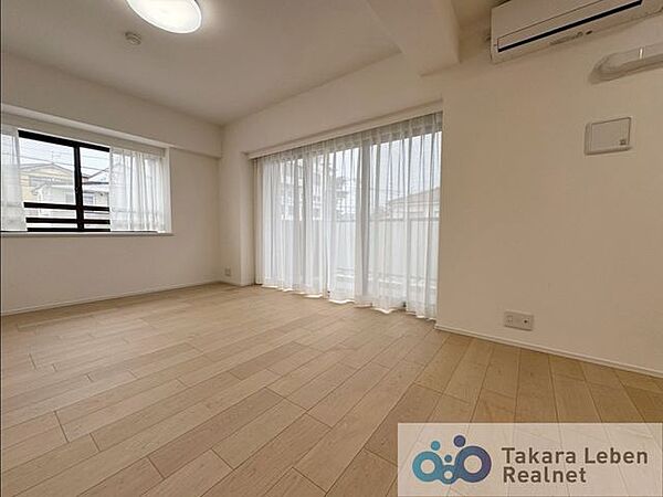 家族が集まる場所だからこそ、採光と通風を確保した心地よいリビングとなっております。自然と家族皆が揃い、笑顔が溢れる場となりそうです。