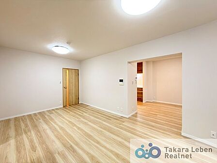 家族だけのプライベートタイムを心地よく過ごせるリビング空間。住まう方のライフスタイルを尊重し、オンリーワンの空間を創り出します。