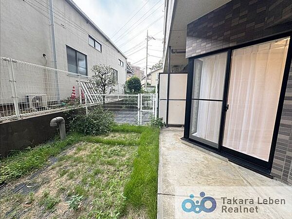 1階住戸ならではの専用庭をご用意。リビングからテラスを抜けると、陽だまりの空間へと繋がります。