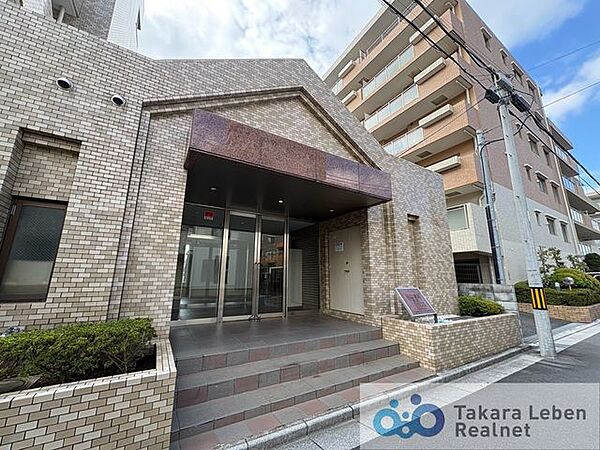 エントランスは来訪者も通るマンションの「顔」です。品格を高めてくれるよう、温かみを残しながらもスタイリッシュで高級感を感じさせる空間になっております。