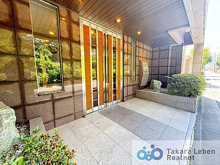 マンションエントランスです。落ち着いた温かみのある色調で、住む人をやさしく迎えてくれます。
