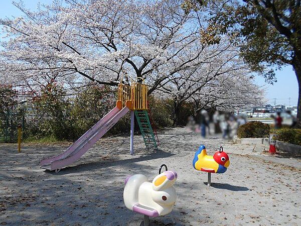 与野中央公園 徒歩10分。 740m