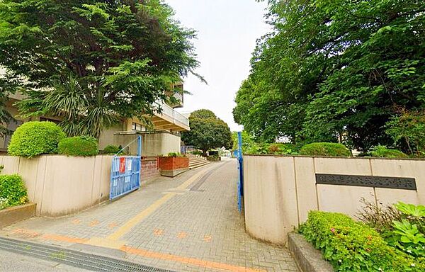 越谷市立大沢北小学校 徒歩11分。 877m