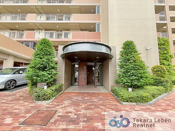 マンションエントランスです。落ち着いた温かみのある色調で、住む人をやさしく迎えてくれます。