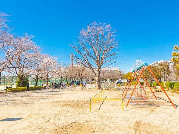 戸塚榎戸公園 徒歩8分。 620m
