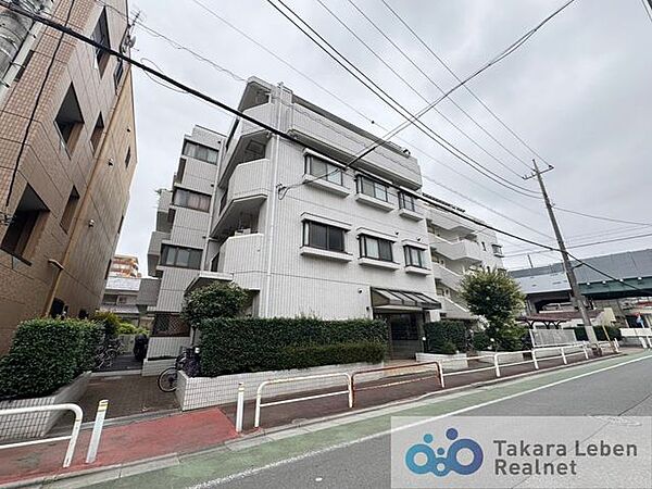 エントランスは来訪者も通るマンションの「顔」です。品格を高めてくれるよう、温かみを残しながらもスタイリッシュで高級感を感じさせる空間になっております。