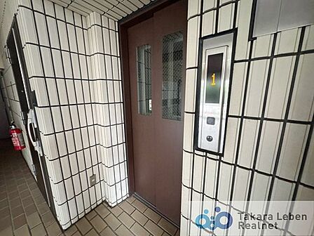 お買い物でたくさんの荷物を持っている時や、仕事でクタクタに疲れている時など、階段で1段ずつ上がるのは大変。そんな時にも便利なエレベーター付きの物件です。