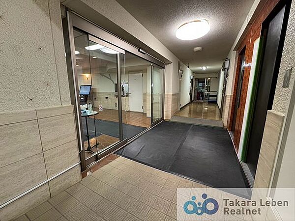 マンションエントランスです。落ち着いた温かみのある色調で、住む人をやさしく迎えてくれます。