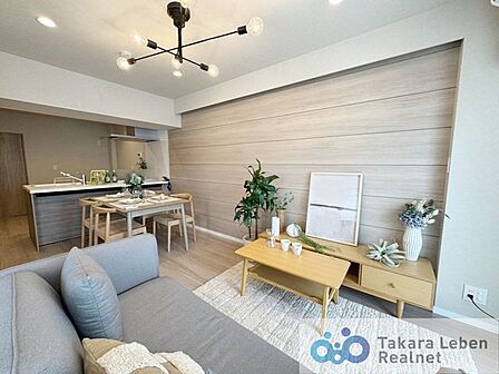 家族が集まる場所だからこそ、採光と通風を確保した心地よいリビングとなっております。自然と家族皆が揃い、笑顔が溢れる場となりそうです。