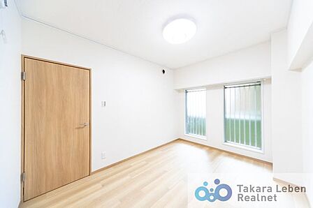約6帖の洋室。客間としての利用や、リモートワークとしての仕事場にするなど様々な用途でご利用可能です!