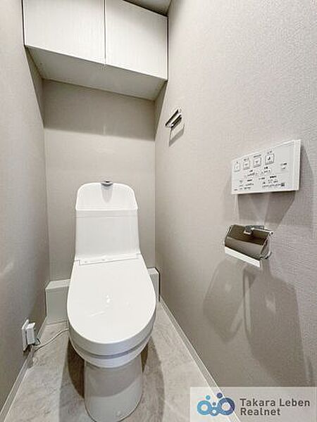 ウォシュレット機能付きのトイレは壁掛けリモコンの上位グレードを採用。便座がスッキリした印象となり、限られた空間を広く見せる効果があります。