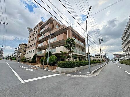 街並みに馴染むシンプルで端正なフォルム。管理体制良好。暮らしやすい環境で安心してお住まいになれます。