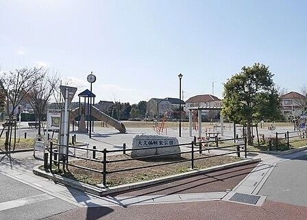大久保領家広場 徒歩11分。 810m