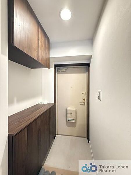 落ち着いた雰囲気の玄関は大切なお客様を迎えるのに最適です。毎日の外出や帰宅の際にも気持ちを落ち着かせてくれる空間になりそうですね。