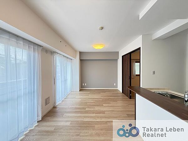 家族が集まる場所だからこそ、採光と通風を確保した心地よいリビングとなっております。自然と家族皆が揃い、笑顔が溢れる場となりそうです。