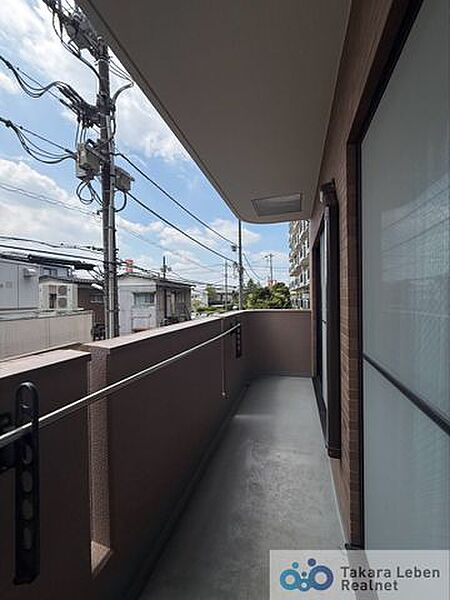 爽やかな風が吹き、思わずお部屋の外へ出たくなる、そんなバルコニーです。心地良さに包まれ、日々の暮らしをより鮮やかに彩ります。