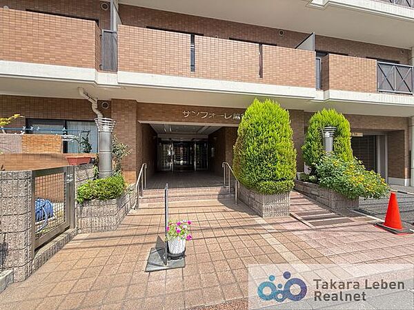 マンションエントランスです。落ち着いた温かみのある色調で、住む人をやさしく迎えてくれます。