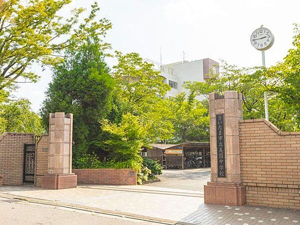 さいたま市立美園中学校 徒歩27分。 2200m