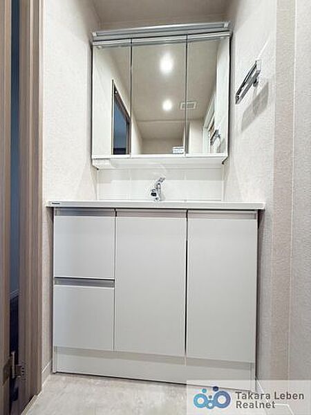 気持ちの良い朝はキレイな洗面所から。鏡裏の収納でモノが出がちな洗面所もスッキリ片付きます。