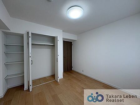 主寝室としても使いやすい広さを確保。家具配置もしやすく、毎日の生活リズムを整えてくれる空間です。