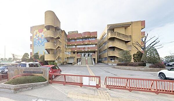 越谷市立千間台中学校 徒歩25分。 2090m