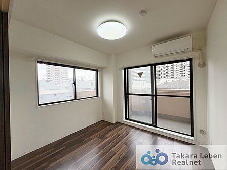 宿題をしたり、リモートワークに勤しんだり。落ち着いた雰囲気の中でゆっくりと思考を巡らすことができます。お子様が成長した後も独立した空間として利用可能です。