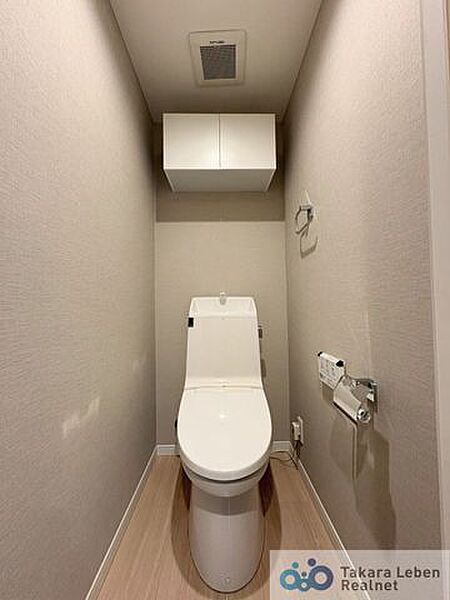 ウォシュレット機能付きのトイレは壁掛けリモコンの上位グレードを採用。便座がスッキリした印象となり、限られた空間を広く見せる効果があります。