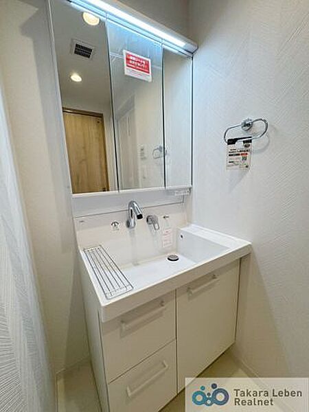 明るくすっきりとした印象の洗面脱衣所。洗濯機置場も確保されており、家事動線がスムーズなのも嬉しいポイントです。