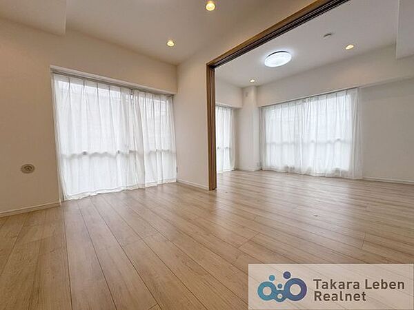 家族が集まる場所だからこそ、採光と通風を確保した心地よいリビングとなっております。自然と家族皆が揃い、笑顔が溢れる場となりそうです。