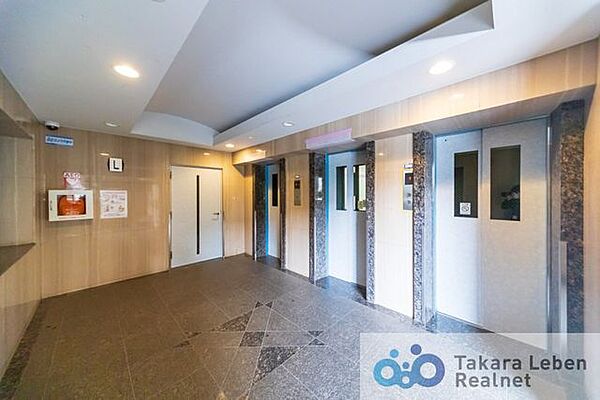 防犯対策となる窓付きエレベーター。3基ある為、通勤時間もストレスなくご利用いただけます。