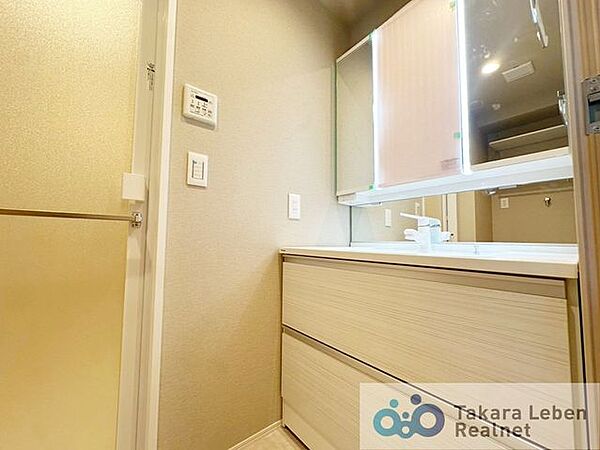 シンプルですっきりしたデザインの洗面台。無駄がなく、使い勝手の良い仕様となっております。