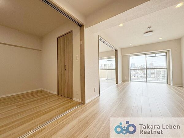 家族が集まる場所だからこそ、採光と通風を確保した心地よいリビングとなっております。自然と家族皆が揃い、笑顔が溢れる場となりそうです。