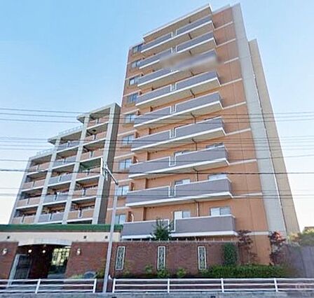 オートロック・宅配ボックス完備、総戸数106戸の大規模マンション。徒歩5分圏にスーパーなどが揃う住みやすい立地です。
