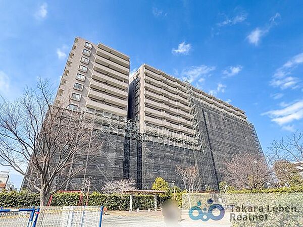 JR埼京線「戸田公園」駅から徒歩約15分。日当り良い佇まいの総戸数266戸14階建大規模マンションです。